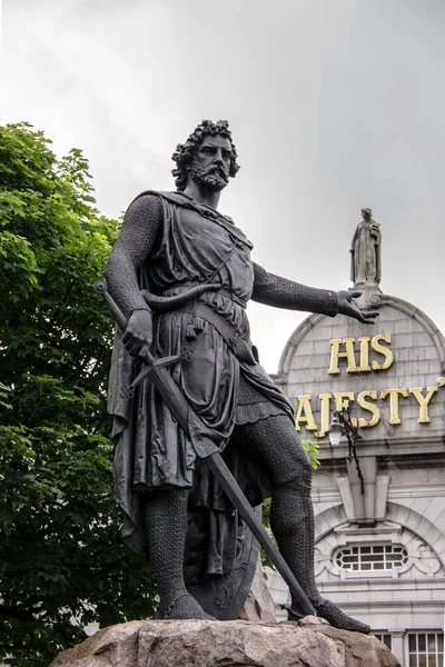 William Wallace Heykeli. Aberdeen, İskoçya, Birleşik Krallık. Heykel şu yazıyı taşıyor: Sana doğruyu söylüyorum, özgürlük her şeyin en iyisidir, oğlum, asla köle bağı altında yaşama.. 