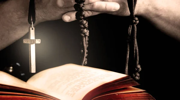 Релігійний Фон Відкритою Біблією — стокове фото