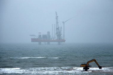 Rüzgar türbinleri kurulumu. Aberdeen kıyıları, İskoçya, İngiltere.