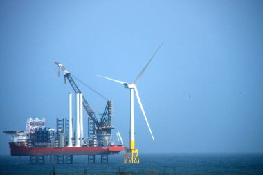 Rüzgar türbinleri kurulumu. Aberdeen kıyıları, İskoçya, İngiltere.