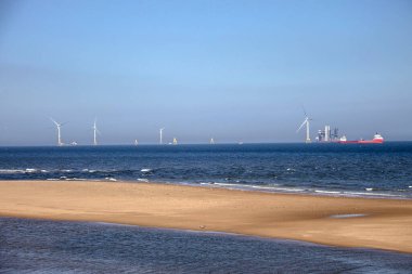 Rüzgar türbinleri kurulumu. Aberdeen kıyıları, İskoçya, İngiltere.