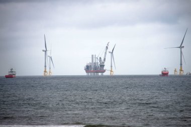 Rüzgar türbinleri kurulumu. Aberdeen kıyıları, İskoçya, İngiltere.