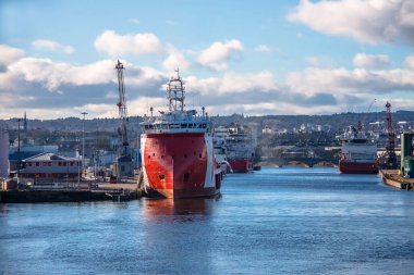 Aberdeen limanı ve şehir manzarası. İskoçya, İngiltere