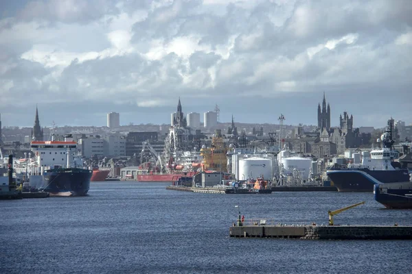 Aberdeen Limanı ve Ufuk Çizgisi Şehri. İskoçya, İngiltere.