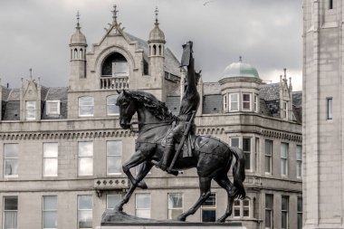 Robert Bruce Heykeli Aberdeen, İskoçya 'daki Marischal Koleji' nin önünde. Granit kerpetenin önündeki yazıda şöyle diyor: 