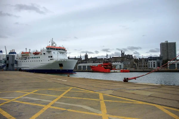 Aberdeen Limanı 'nda şehir manzaralı gemiler. İskoçya, İngiltere.