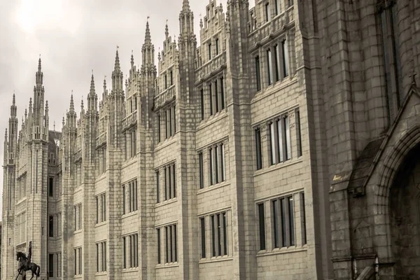 Broad Caddesi 'ndeki Marischal Koleji Aberdeen, İskoçya, İngiltere şehir merkezinde.