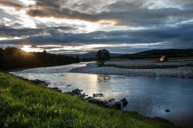 Dee River, Royal Deeside 'da. Ballater, Aberdeenshire, İskoçya, İngiltere
