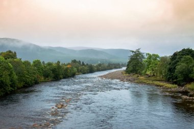 Dee River, Royal Deeside 'da. Ballater, Aberdeenshire, İskoçya, İngiltere
