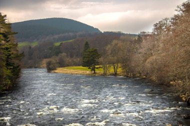 Dee River, Royal Deeside 'da. Ballater, Aberdeenshire, İskoçya, İngiltere