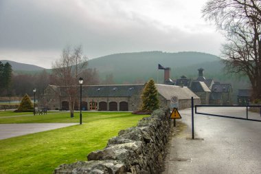 Royal Lochnagar içki imalathanesi. Ana bina ve ziyaretçi merkezi. Ballater, Aberdeenshire, İskoçya, İngiltere.