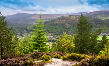 İskoçya manzarası. Ballater 'daki tepenin tepesinden manzara. Royal Deeside, Aberdeenshire, İskoçya, İngiltere. Cairngorms Ulusal Parkı.