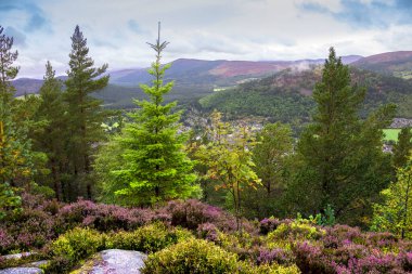 İskoçya manzarası. Ballater 'daki tepenin tepesinden manzara. Royal Deeside, Aberdeenshire, İskoçya, İngiltere. Cairngorms Ulusal Parkı.