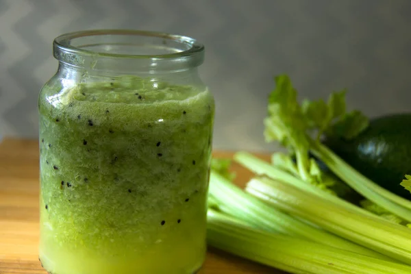 玻璃瓶里有健康的绿色软糖 健康饮食概念 — 图库照片