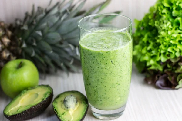 新鲜的绿色冰沙与热带水果 健康饮食概念 — 图库照片