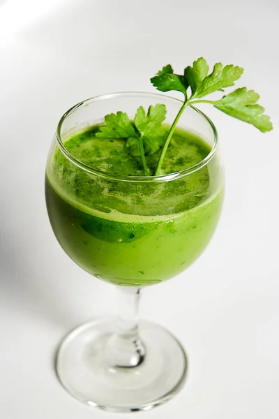 健康的 自制的绿色冰沙在酒杯中 健康饮食概念 — 图库照片