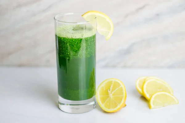 Čerstvá Zdravá Domácí Zelená Detoxikační Šťáva Petržele Divoký Koláč Citron — Stock fotografie