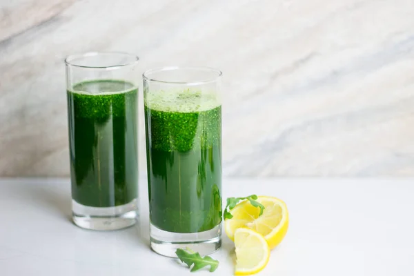 Fresco Saludable Jugo Desintoxicación Verde Casero Perejil Salvaje Sacudido Limón — Foto de Stock