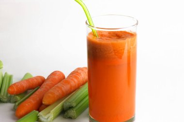 Taze, sağlıklı, ev yapımı havuç suyu. Sağlıklı yeme kavramı.