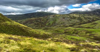 Cairngorms Ulusal Parkı 'nda yürüyüş parkurunda. Kraliyet Deeside 'da Braemar, Aberdeenshire, İskoçya, İngiltere. 