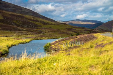 Clunie Suyu. Royal Deeside 'da Braemar, Aberdeenshire, İskoçya, İngiltere. Cairngorms Ulusal Parkı. 