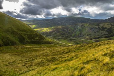 Cairngorms Ulusal Parkı 'nda yürüyüş parkurunda. Kraliyet Deeside 'da Braemar, Aberdeenshire, İskoçya, İngiltere. 