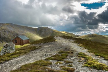 İskoçya manzarası. Royal Deeside 'da Braemar. Cairngorms Ulusal Parkı, Aberdeenshire, İskoçya, İngiltere 'de yürüyüş yolu..