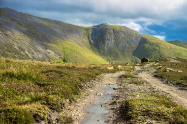İskoçya manzarası. Royal Deeside 'da Braemar. Cairngorms Ulusal Parkı, Aberdeenshire, İskoçya, İngiltere 'de yürüyüş yolu..