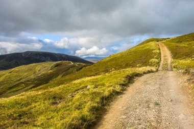 Cairngorms Ulusal Parkı 'nda yürüyüş parkurunda. Kraliyet Deeside 'da Braemar, Aberdeenshire, İskoçya, İngiltere. 