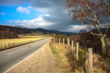 93 Eski Askeri Yol. Royal Deeside 'da Braemar, Aberdeenshire, İskoçya, İngiltere. Cairngorms Ulusal Parkı, İskoçya 'nın manzarası.