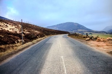 93 Eski Askeri Yol. Royal Deeside 'da Braemar, Aberdeenshire, İskoçya, İngiltere. Cairngorms Ulusal Parkı, İskoçya 'nın manzarası.