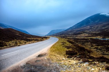 93 Eski Askeri Yol. Royal Deeside 'da Braemar, Aberdeenshire, İskoçya, İngiltere. Cairngorms Ulusal Parkı, İskoçya 'nın manzarası.
