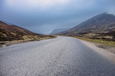 93 Eski Askeri Yol. Royal Deeside 'da Braemar, Aberdeenshire, İskoçya, İngiltere. Cairngorms Ulusal Parkı, İskoçya 'nın manzarası.