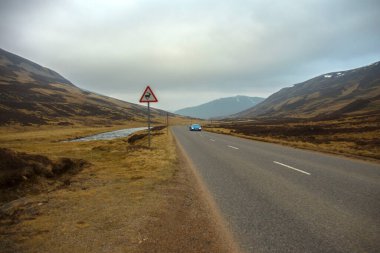 93 Eski Askeri Yol. Royal Deeside 'da Braemar, Aberdeenshire, İskoçya, İngiltere. Cairngorms Ulusal Parkı, İskoçya 'nın manzarası.