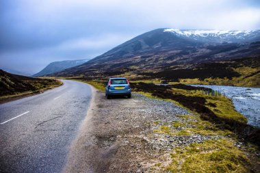 93 Eski Askeri Yol. Royal Deeside 'da Braemar, Aberdeenshire, İskoçya, İngiltere. Cairngorms Ulusal Parkı, İskoçya 'nın manzarası.