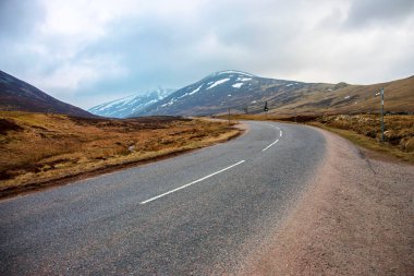 93 Eski Askeri Yol. Royal Deeside 'da Braemar, Aberdeenshire, İskoçya, İngiltere. Cairngorms Ulusal Parkı, İskoçya 'nın manzarası.