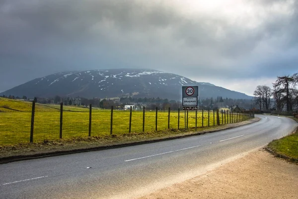 Eski Askeri Yol. Royal Deeside 'da Braemar, Aberdeenshire, İskoçya, İngiltere. Cairngorms Ulusal Parkı.