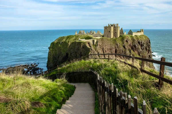 Dunnottar Şatosu. Stonehaven 'ın yaklaşık 2 mil güneyinde, İskoçya' nın kuzeydoğu kıyısındaki kayalık bir burnun üzerinde yıkık bir ortaçağ kalesi. Aberdeenshire, İskoçya, İngiltere.