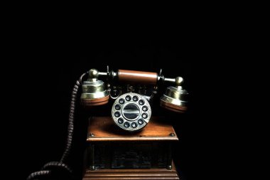 Siyah arkaplanda eski telefon