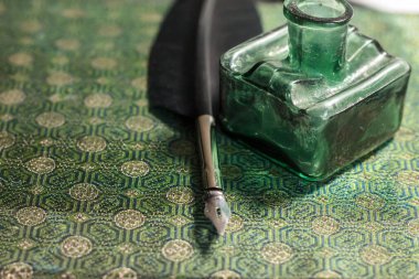 Eski tüy kalem. Mektup yazma kavramı.