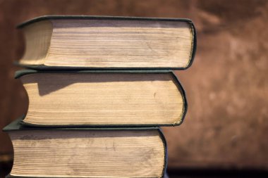 Bir yığın eski kitap kapanıyor..