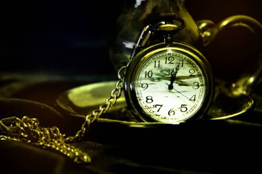 Klasik arka plan. Bir masadaki Retro biçimi ögeleri.