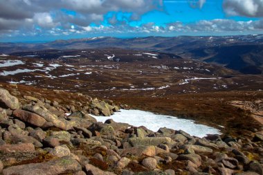 İskoçya, Angus / Aberdeenshire 'daki Keen Dağı' nın tepesinden manzara. Cairngorm Dağları, Cairngorms Ulusal Parkı.