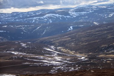 İskoçya, Angus / Aberdeenshire 'daki Keen Dağı' nın tepesinden manzara. Cairngorm Dağları, Cairngorms Ulusal Parkı.