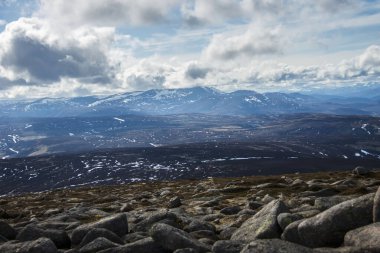 İskoçya, Angus / Aberdeenshire 'daki Keen Dağı' nın tepesinden manzara. Cairngorm Dağları, Cairngorms Ulusal Parkı.