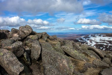 İskoçya, Angus / Aberdeenshire 'daki Keen Dağı' nın tepesinden manzara. Cairngorm Dağları, Cairngorms Ulusal Parkı.