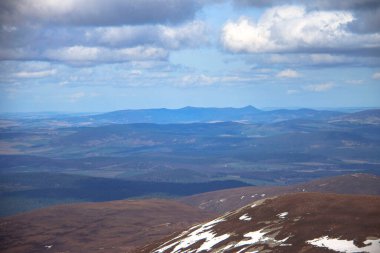 İskoçya, Angus / Aberdeenshire 'daki Keen Dağı' nın tepesinden manzara. Cairngorm Dağları, Cairngorms Ulusal Parkı.