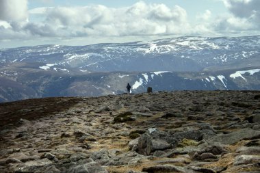 İskoçya, Angus / Aberdeenshire 'daki Keen Dağı' nın tepesinden manzara. Cairngorm Dağları, Cairngorms Ulusal Parkı.