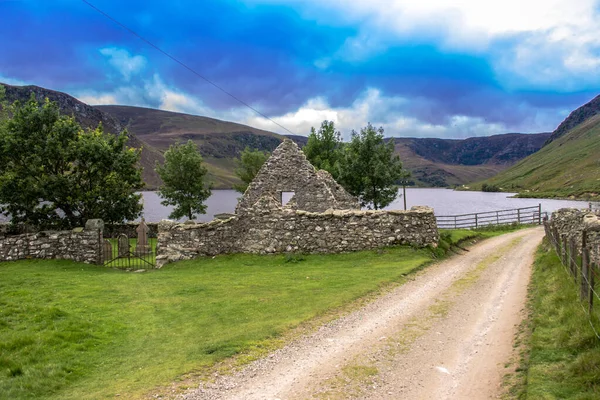 Loch Lee周围的小路和墓地的废墟Angus Scotland 凯恩斯国家公园 — 图库照片