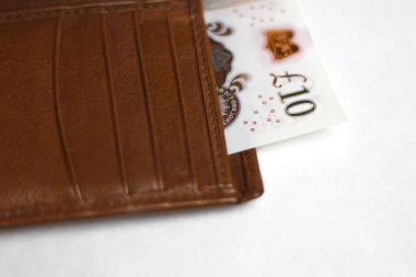 Bir cüzdanda 10 pound banknot.